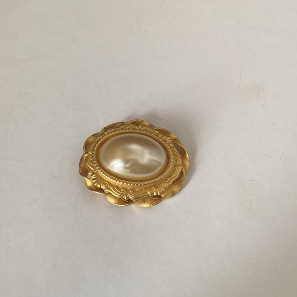 Vintage goldtone faux pearl Brooch - Picture 3 of 8